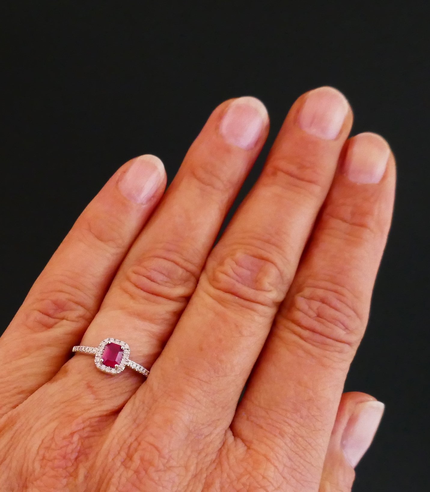 Bague Sertie d'Un Rubis, Entourage Diamants