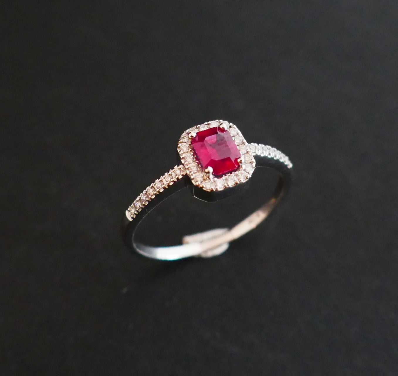 Bague Sertie d'Un Rubis, Entourage Diamants