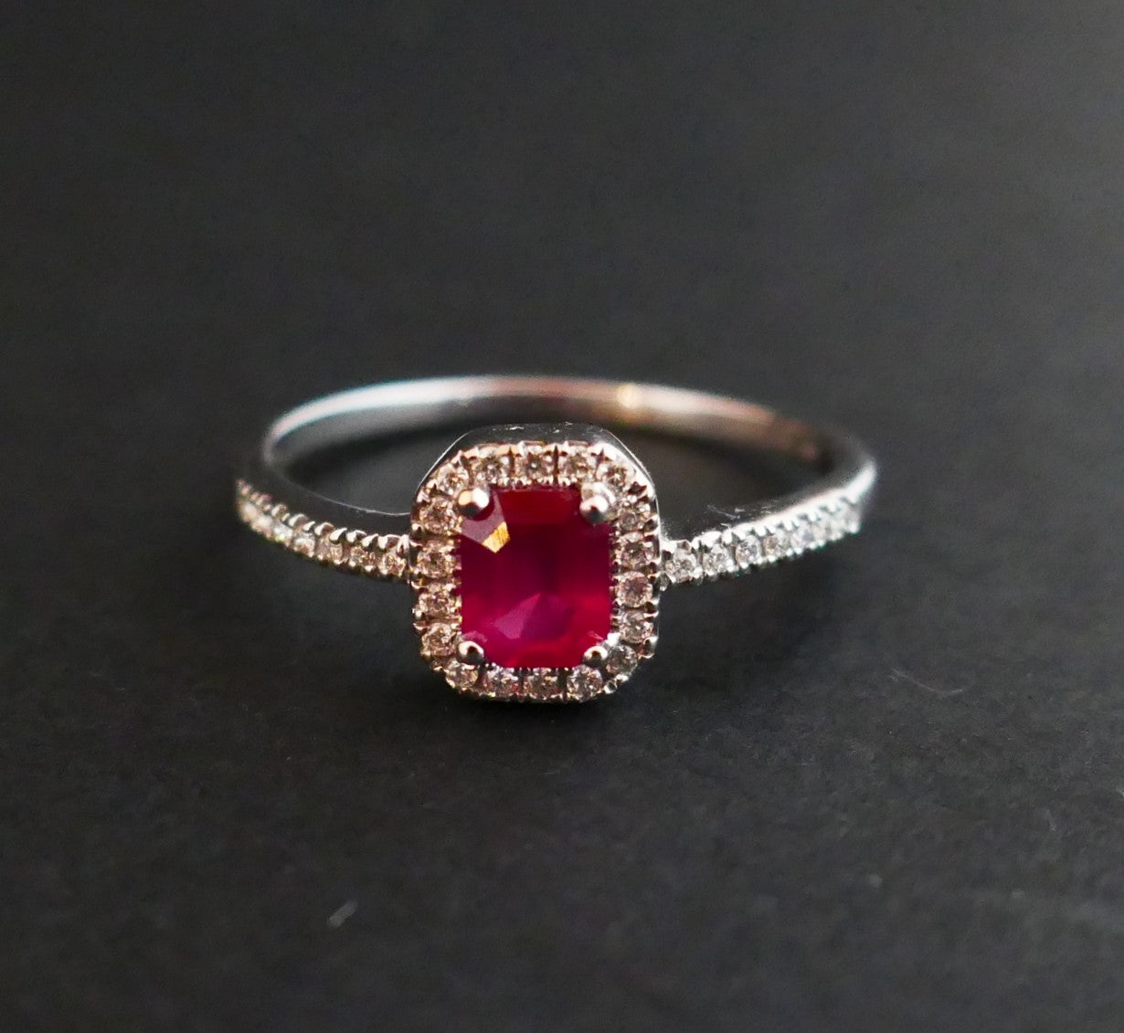 Bague Sertie d'Un Rubis, Entourage Diamants