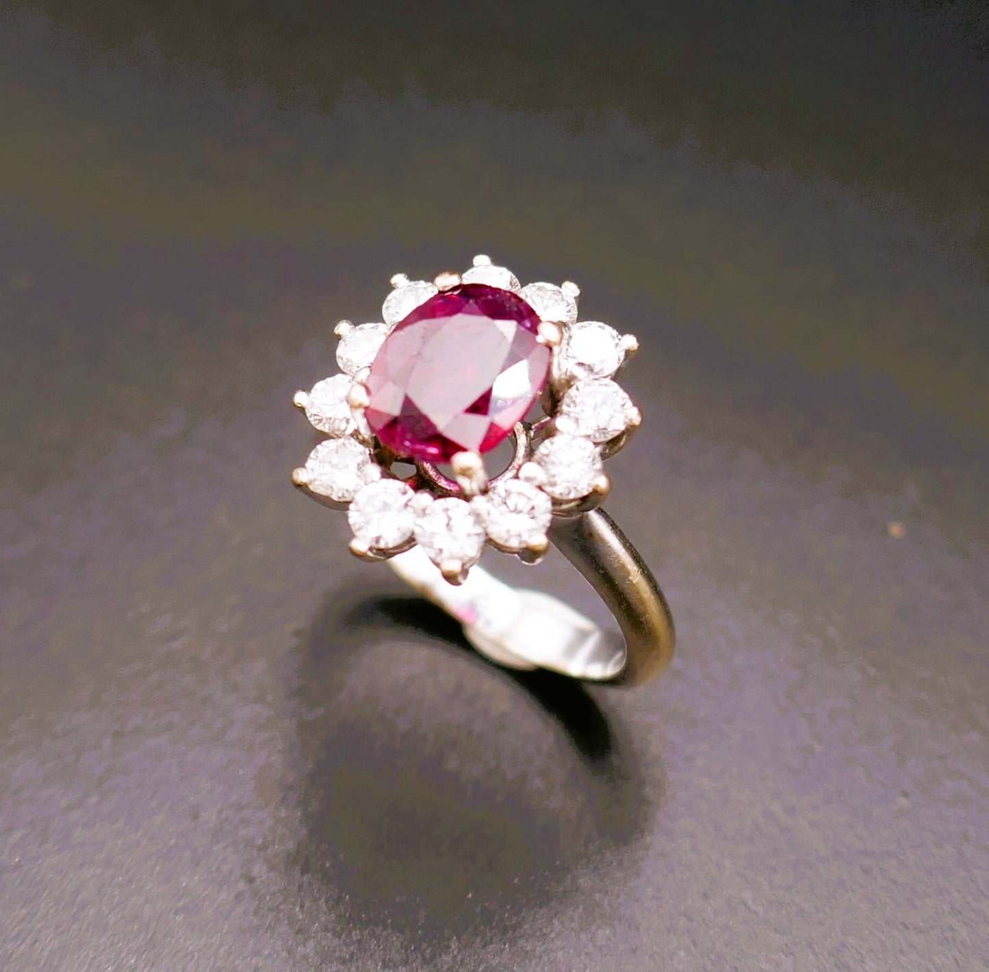 Bague ornée d'un rubis 3,28 carats et diamants 1,20 carat.