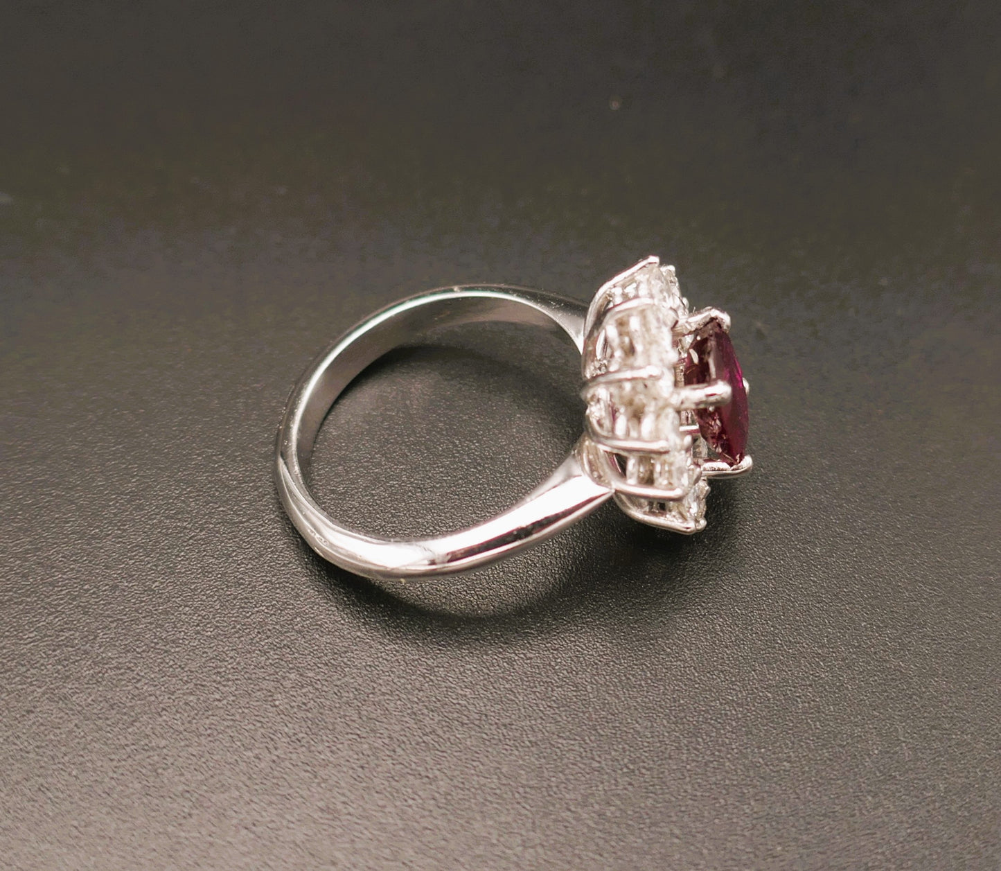 Bague ornée d'un rubis 3,28 carats et diamants 1,20 carat.