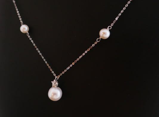 Collier De Perles Et Diamants, Or Blanc 18 Carats