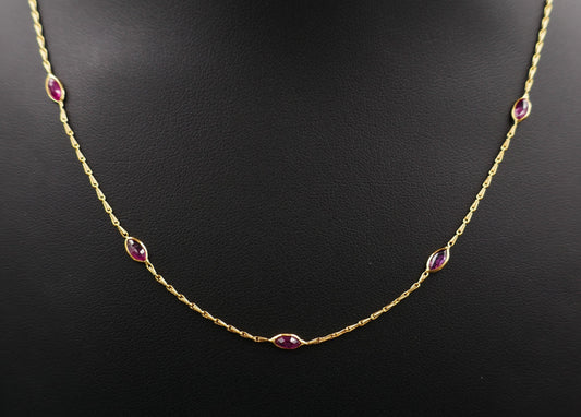 Collier serti de rubis taille navette, or 18 carats.