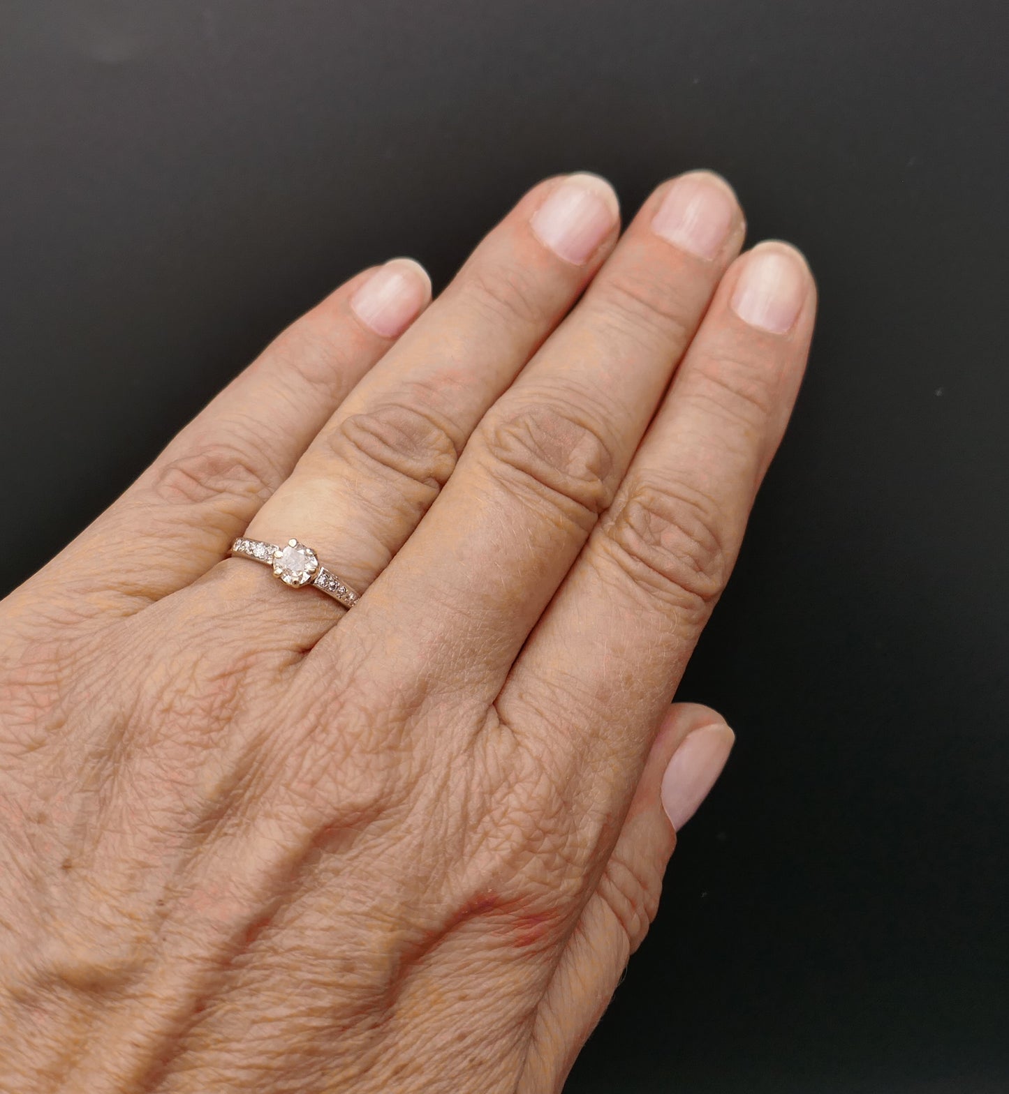 Bague solitaire diamant taille ancienne épaulée de diamants.