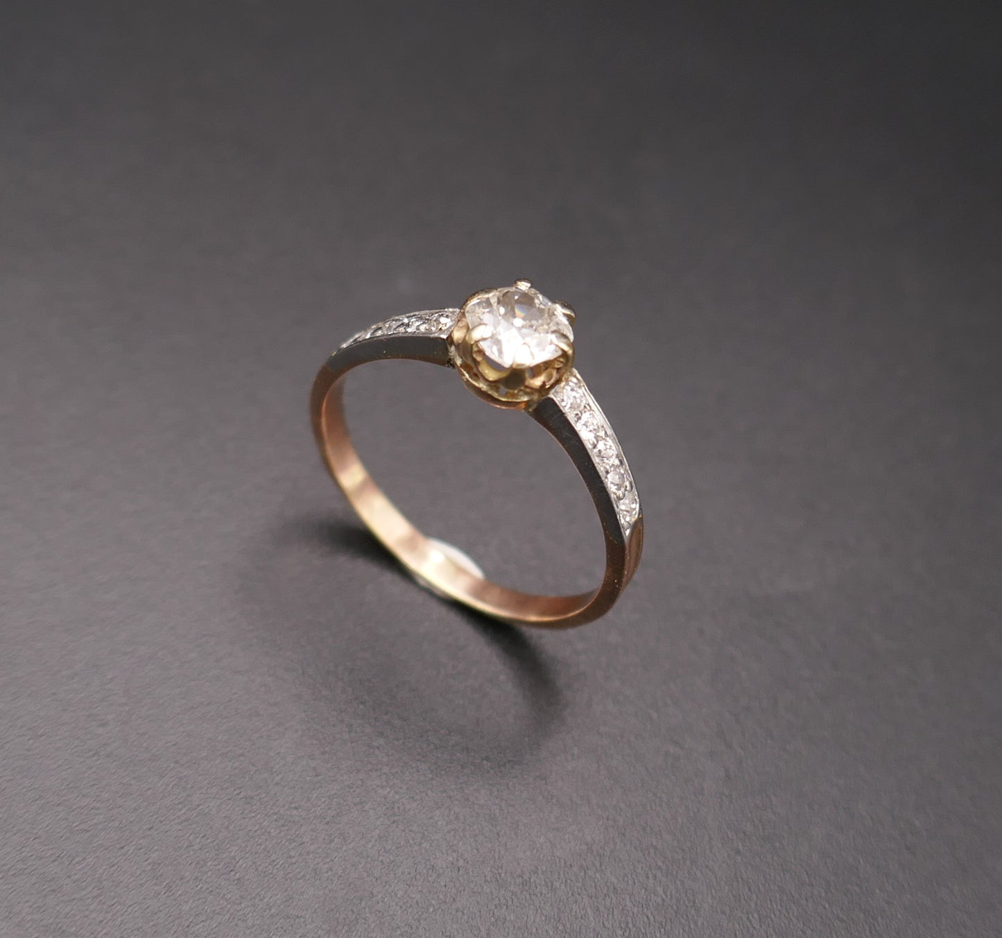 Bague solitaire diamant taille ancienne épaulée de diamants.