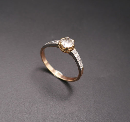 Bague solitaire diamant taille ancienne épaulée de diamants.