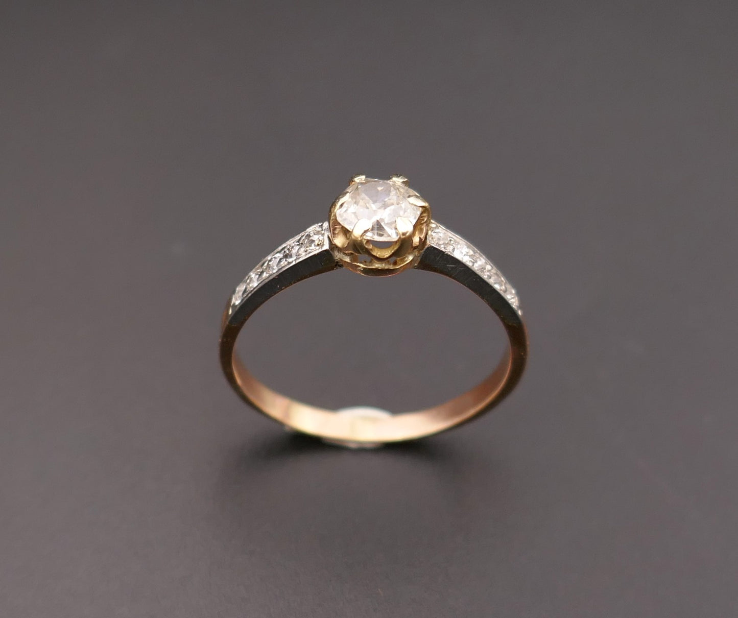 Bague solitaire diamant taille ancienne épaulée de diamants.