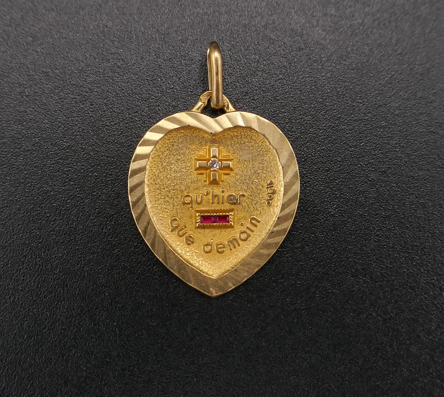 Augis Médaille d'Amour Diamant Et Rubis, Or 18 Carats.