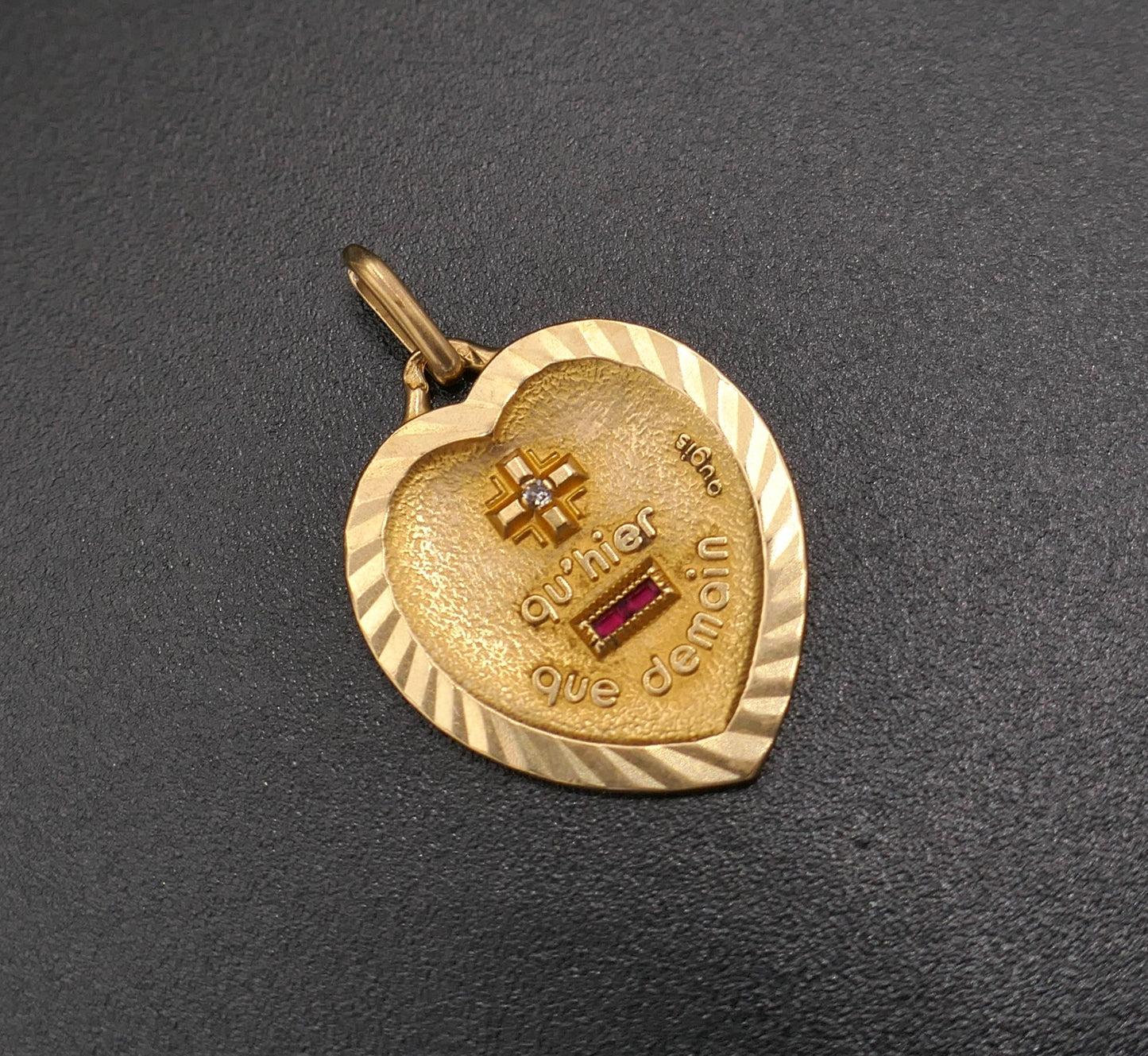 Augis Médaille d'Amour Diamant Et Rubis, Or 18 Carats.