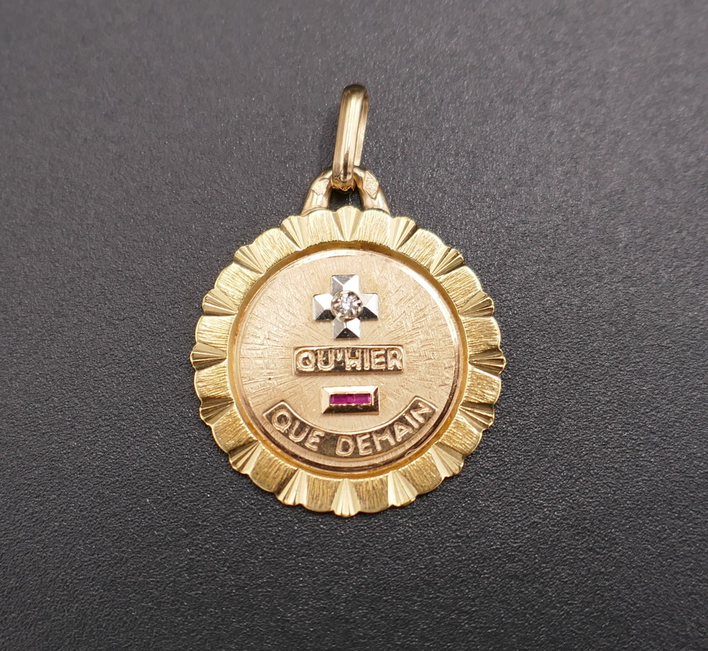 Médaille d'Amour Augis, Diamant, Or 18 Carats.