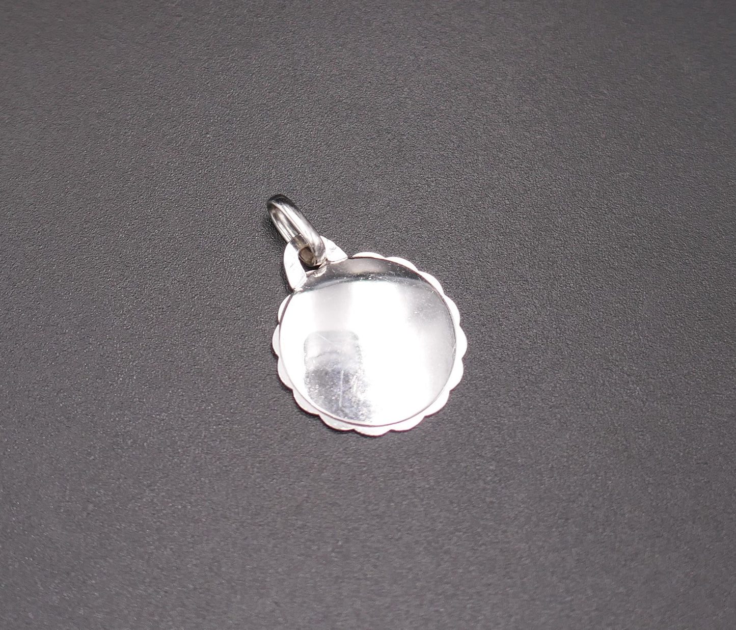 Augis Médaille d'Amour Or Blanc 18 Carats.