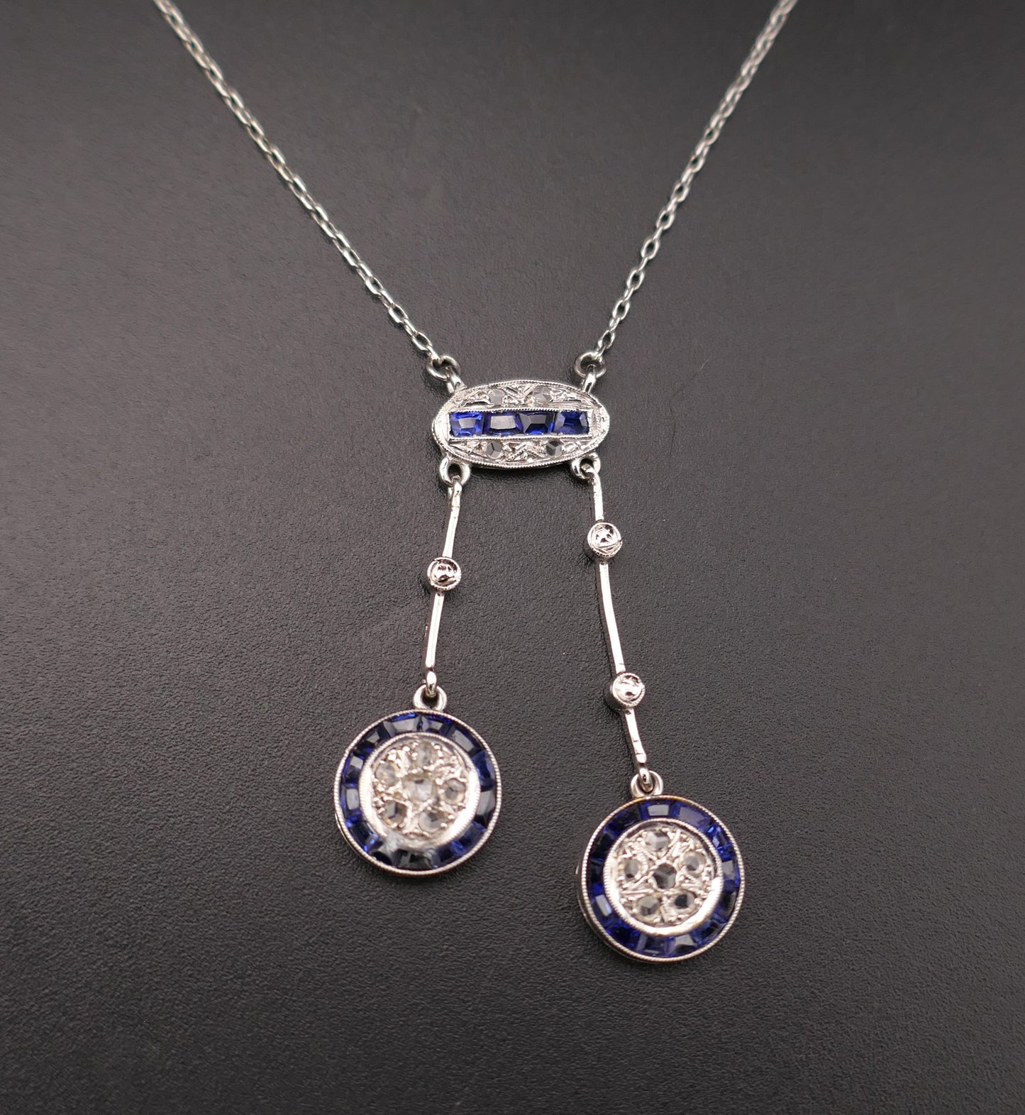 Collier négligé d'époque Art Déco Diamants Et saphirs Calibrés.