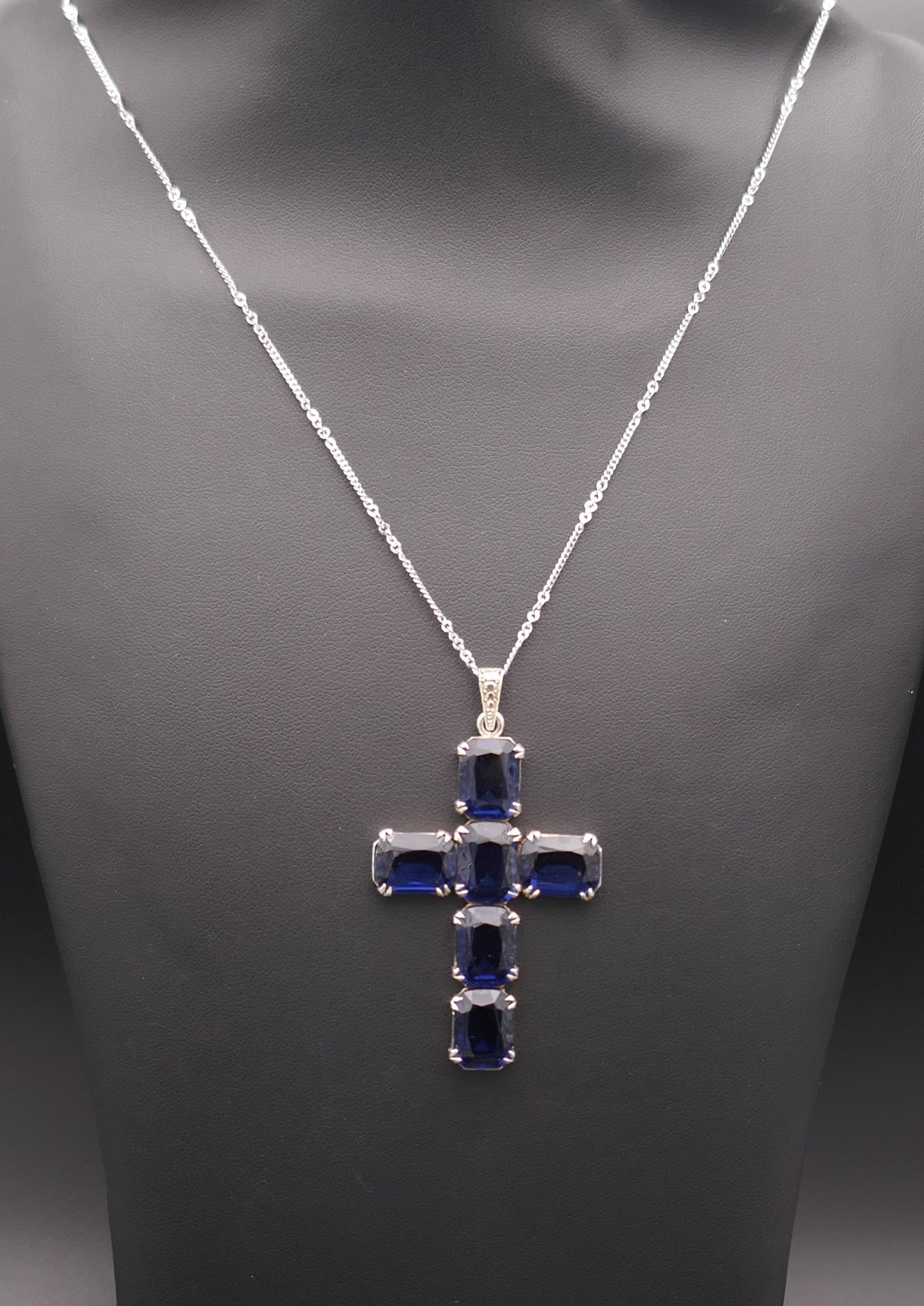 Importante croix en argent et pierres bleues avec chaîne en argent.