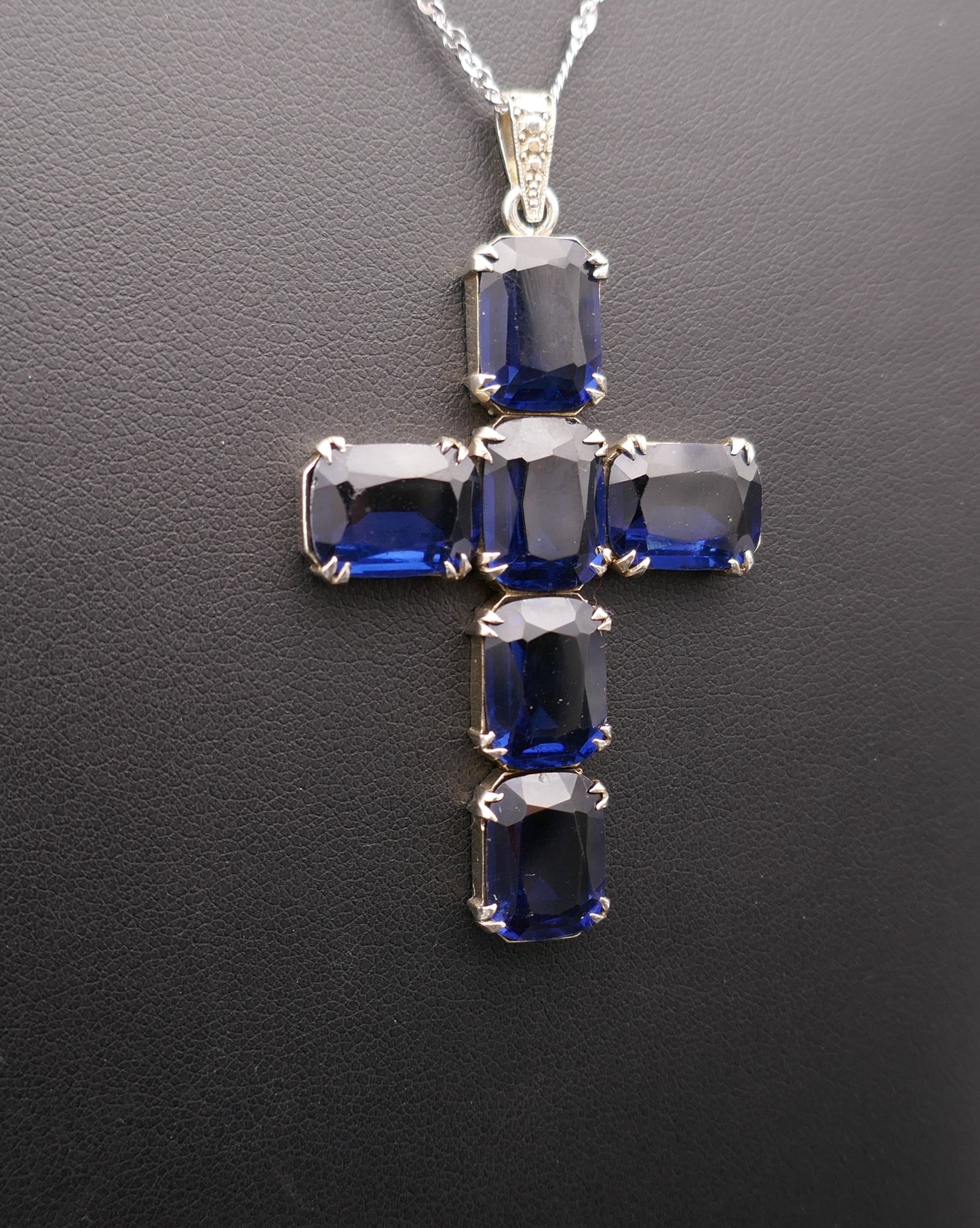 Importante croix en argent et pierres bleues avec chaîne en argent.