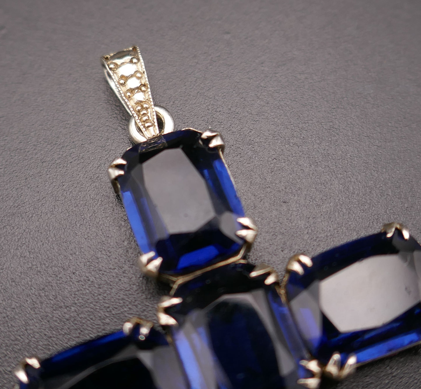 Importante croix en argent et pierres bleues avec chaîne en argent.