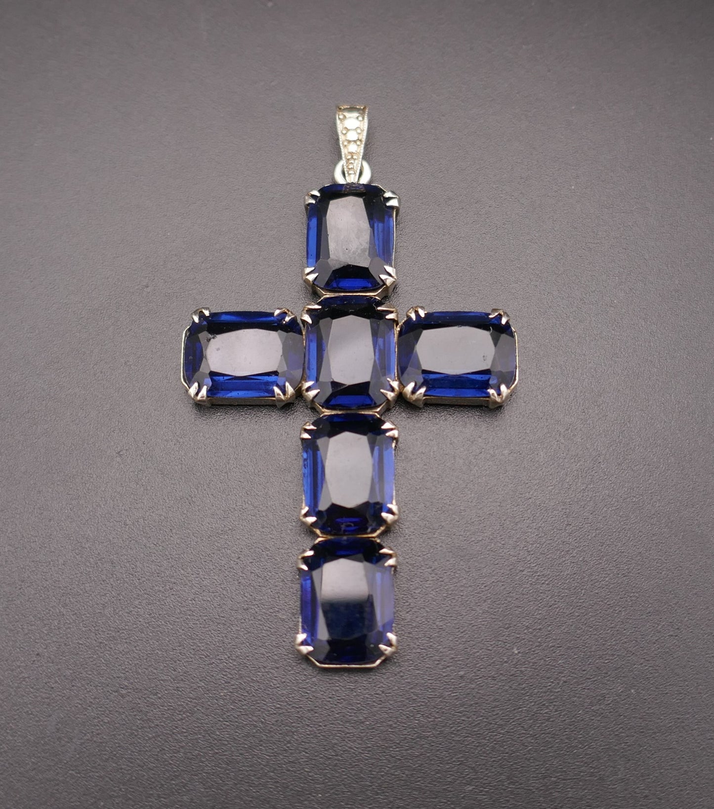 Importante croix en argent et pierres bleues avec chaîne en argent.