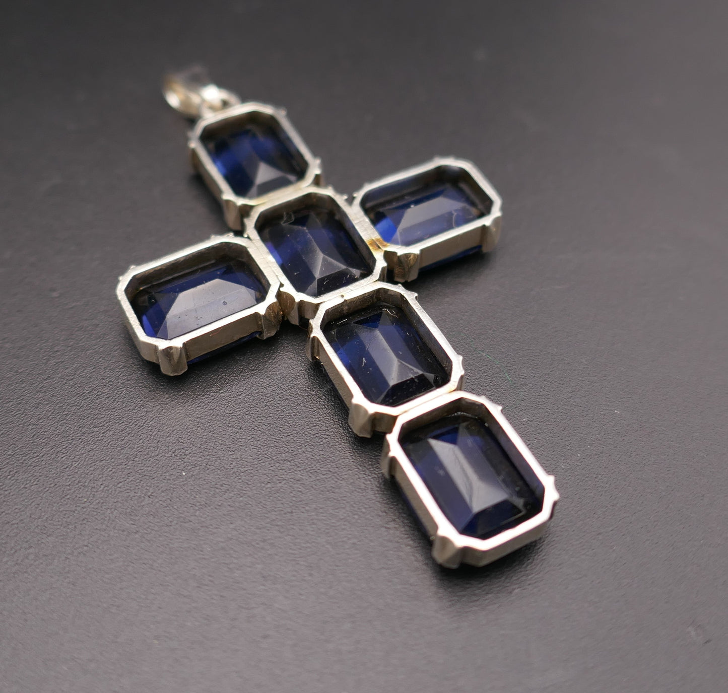 Importante croix en argent et pierres bleues avec chaîne en argent.