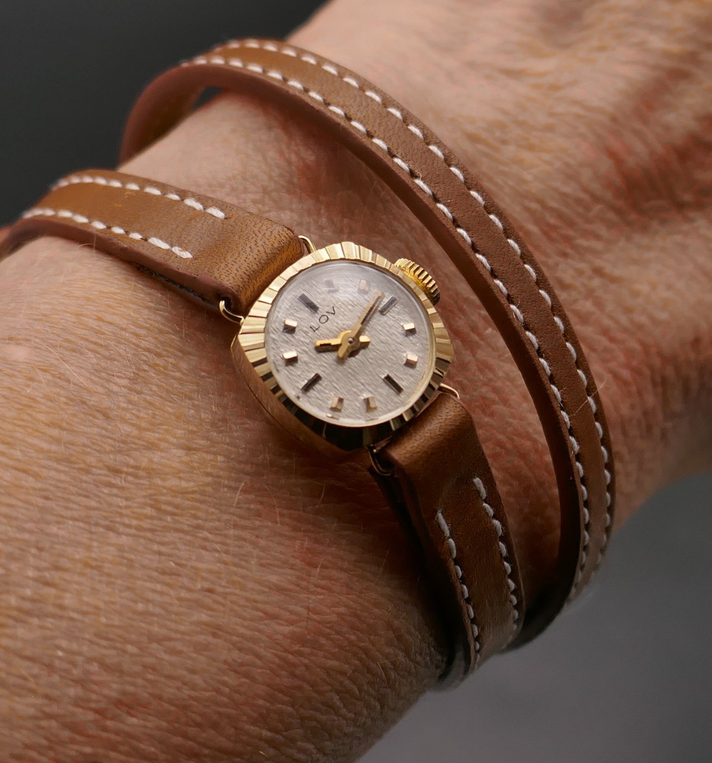 Mini Montre Vintage En Or jaune 18 Carats, vers 1960. Excellent état.