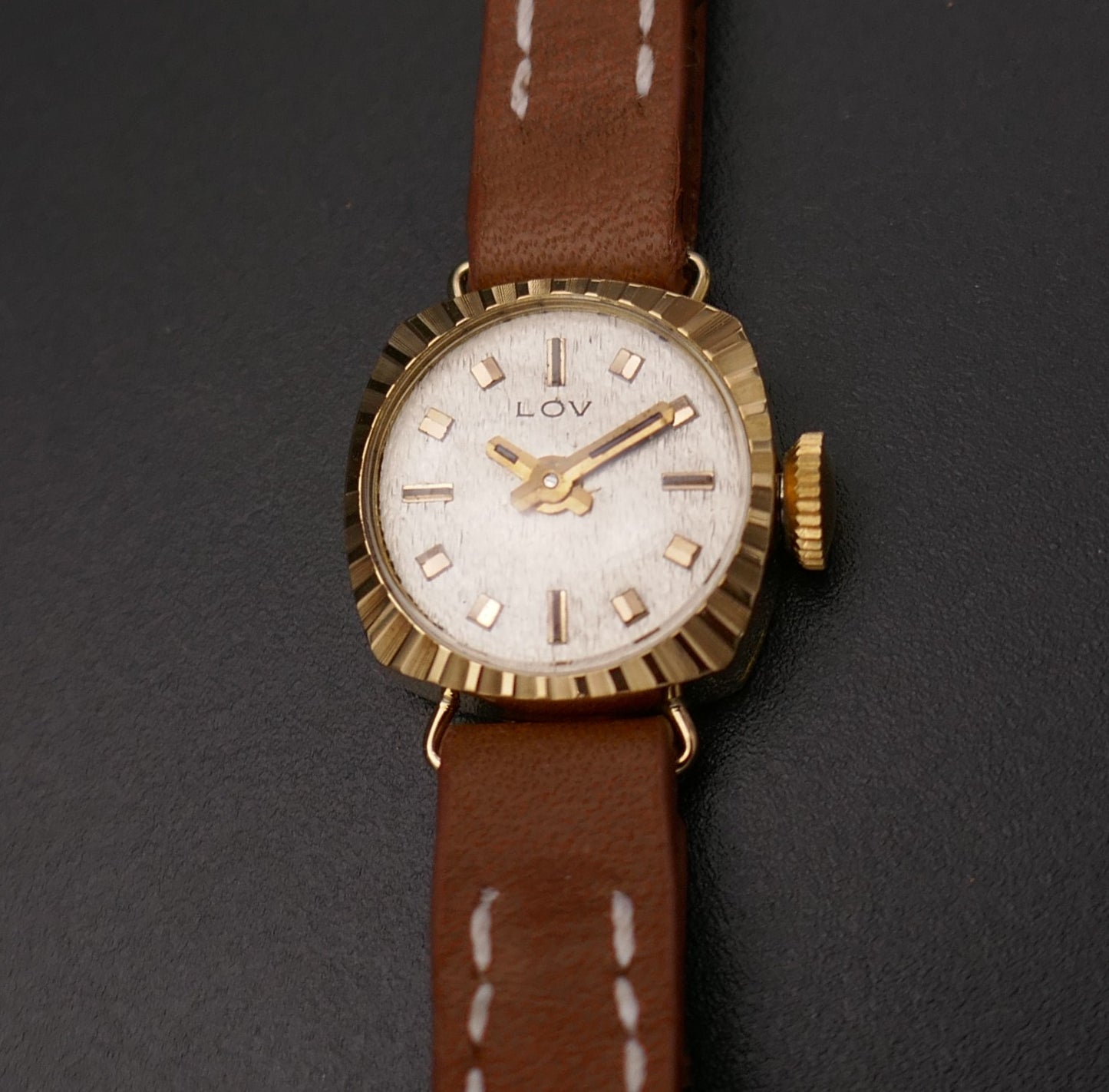 Mini Montre Vintage En Or jaune 18 Carats, vers 1960. Excellent état.