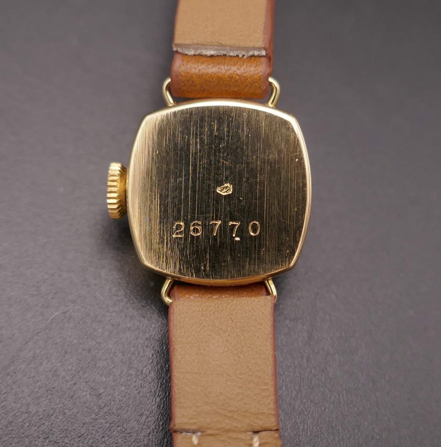 Mini Montre Vintage En Or jaune 18 Carats, vers 1960. Excellent état.