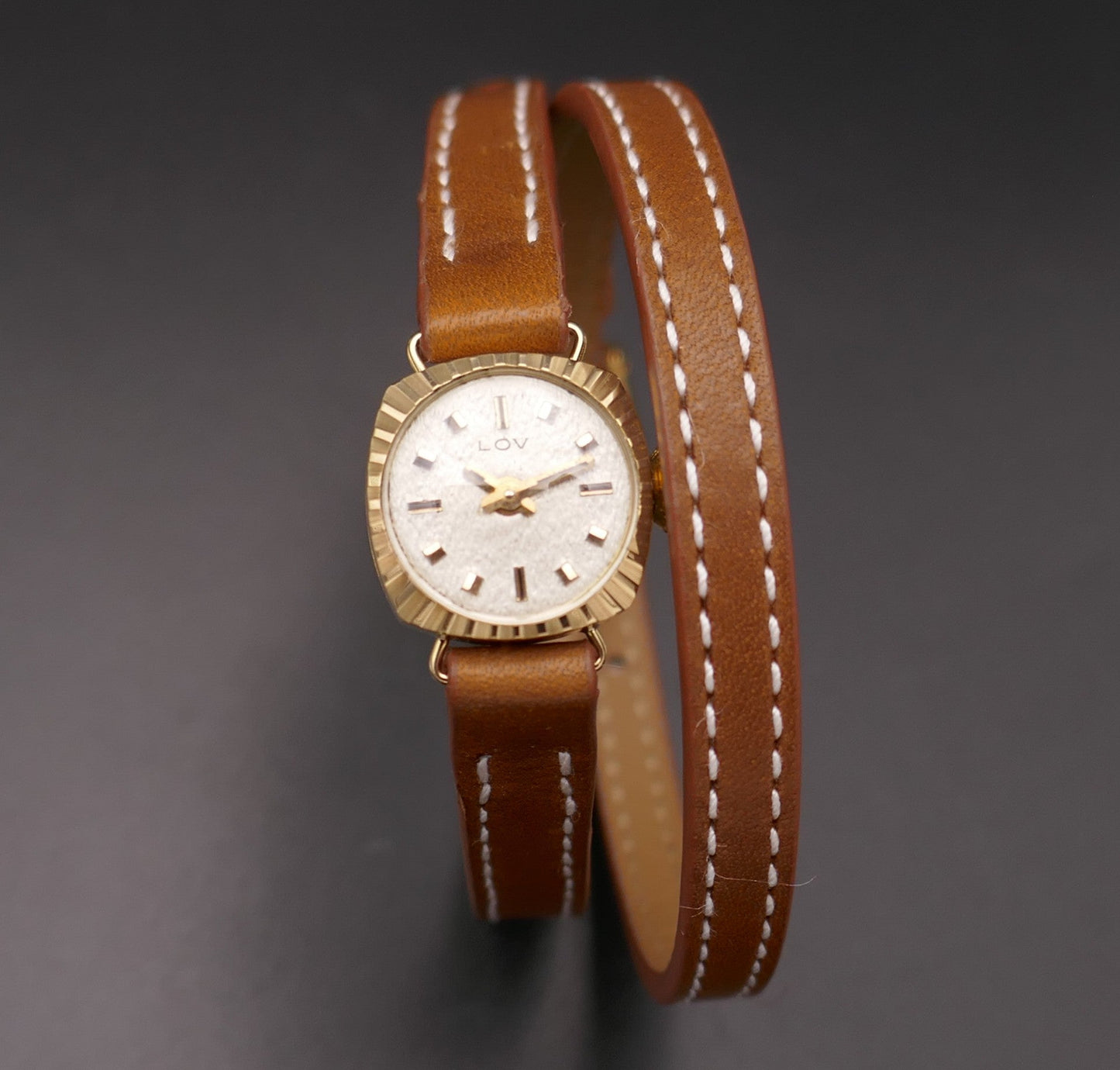 Mini Montre Vintage En Or jaune 18 Carats, vers 1960. Excellent état.