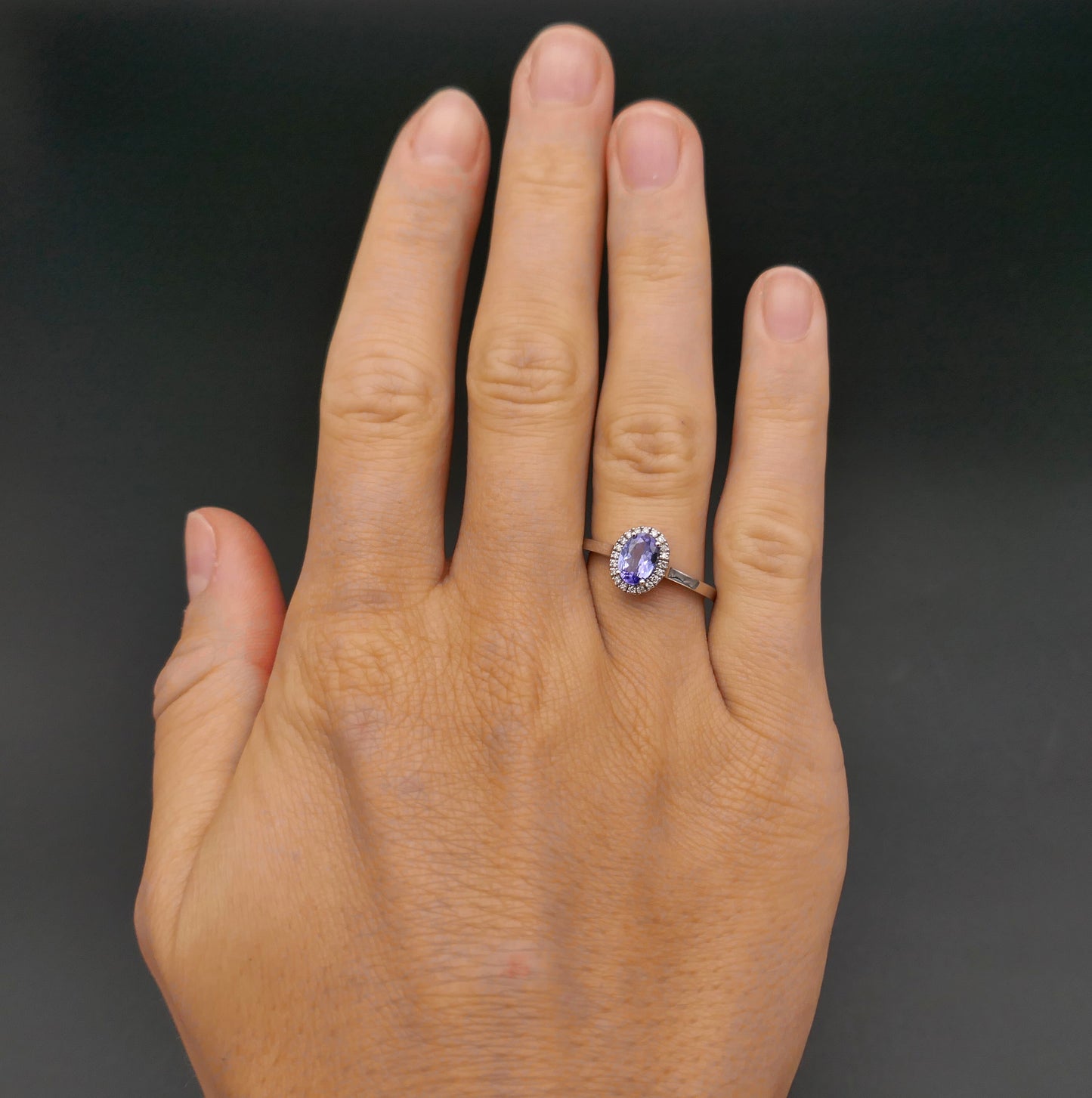 Bague saphir entourage diamants, or blanc 18 carats.