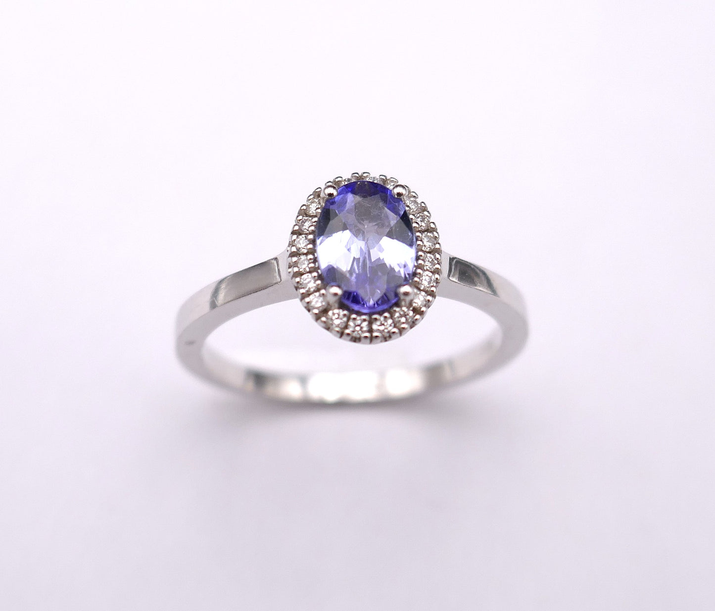 Bague saphir entourage diamants, or blanc 18 carats.