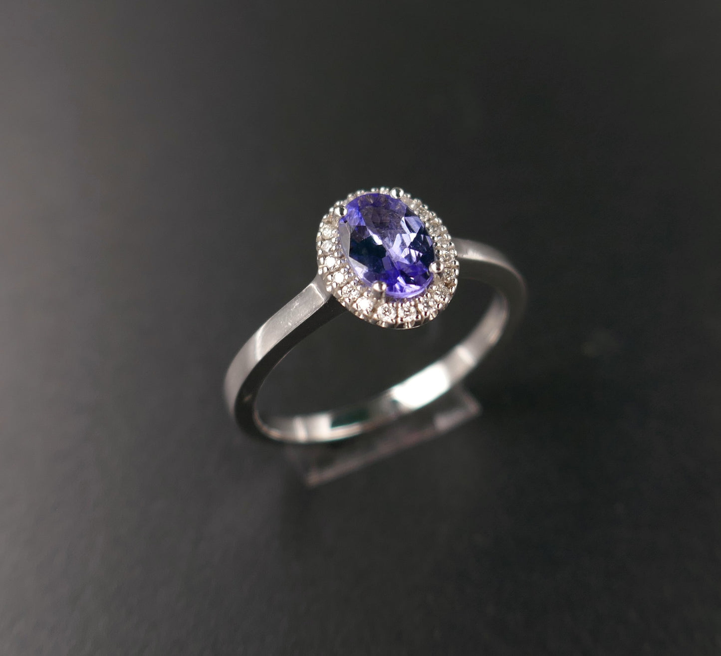 Bague saphir entourage diamants, or blanc 18 carats.