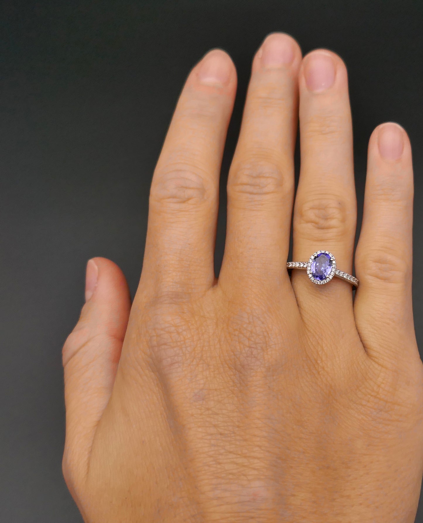 Bague saphir entourage diamants, monture pavée de diamants, or blanc 18 carats.