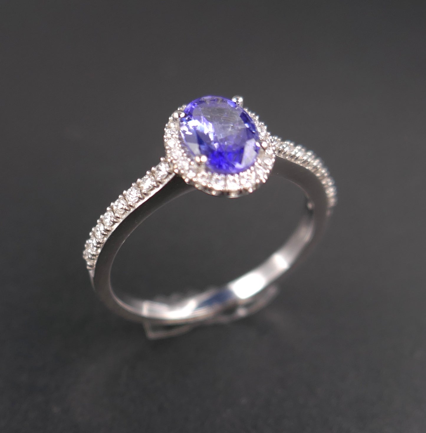 Bague saphir entourage diamants, monture pavée de diamants, or blanc 18 carats.