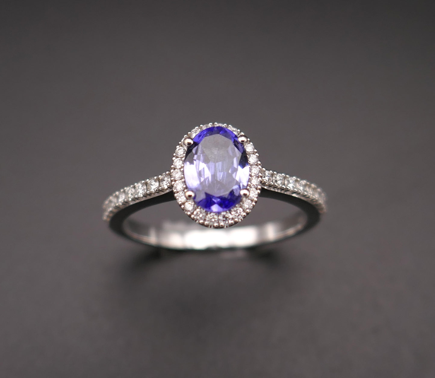 Bague saphir entourage diamants, monture pavée de diamants, or blanc 18 carats.