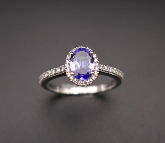 Bague saphir entourage diamants, monture pavée de diamants, or blanc 18 carats.