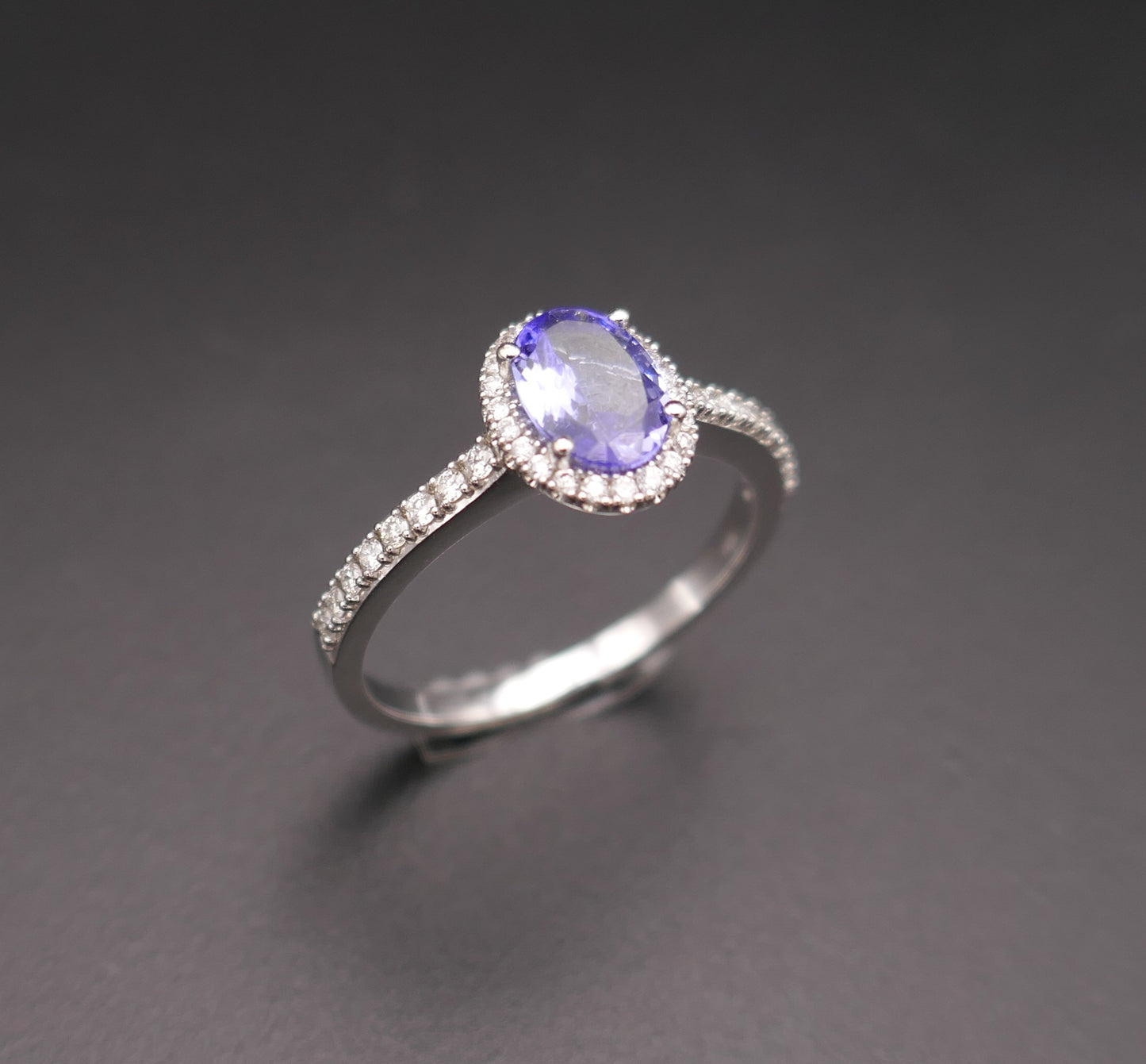 Bague saphir entourage diamants, monture pavée de diamants, or blanc 18 carats.