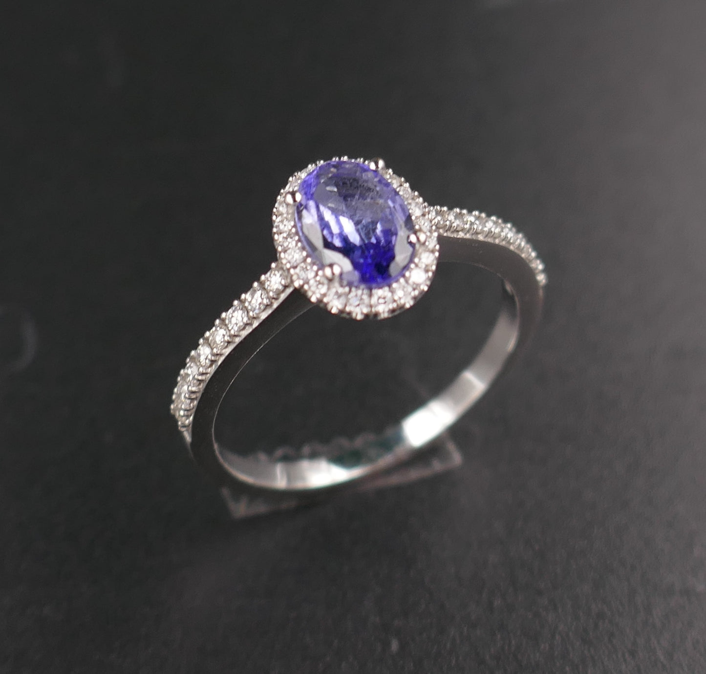 Bague saphir entourage diamants, monture pavée de diamants, or blanc 18 carats.