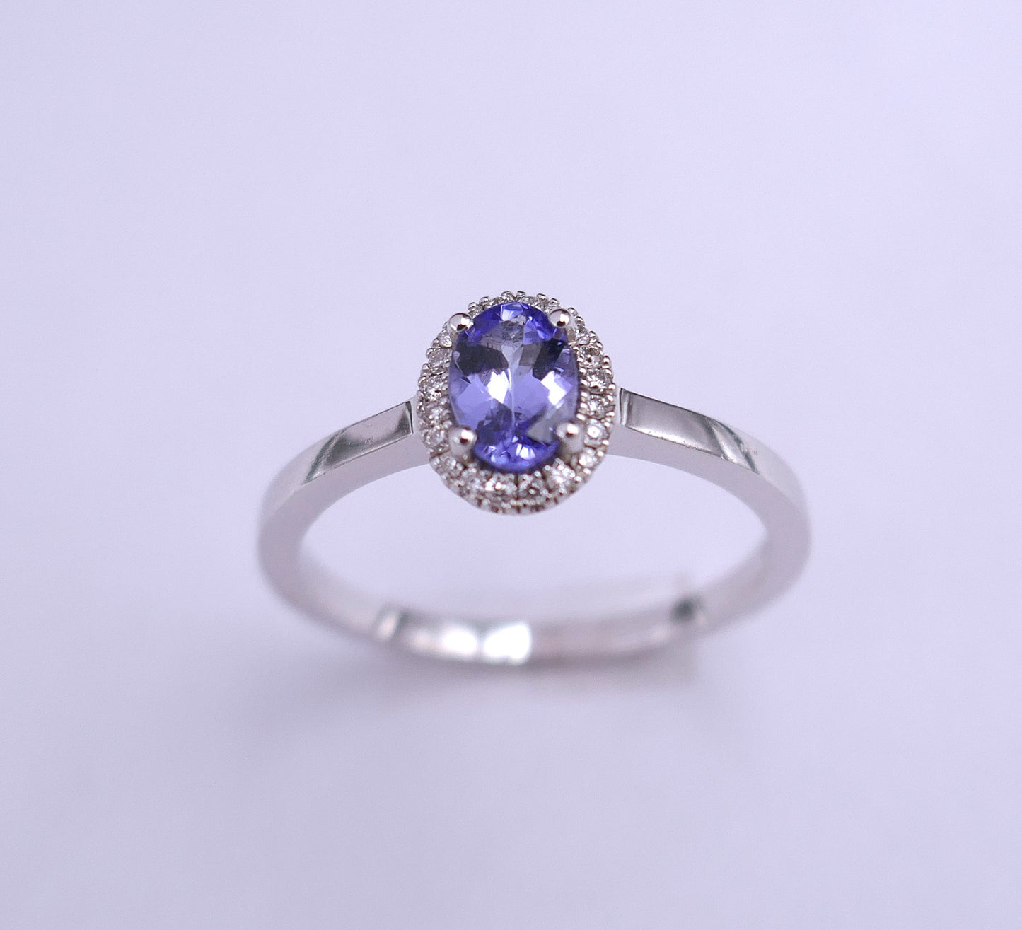 Bague saphir et diamants, or blanc 18 carats.