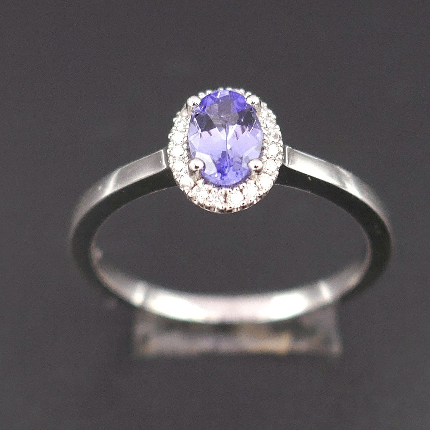 Bague saphir et diamants, or blanc 18 carats.