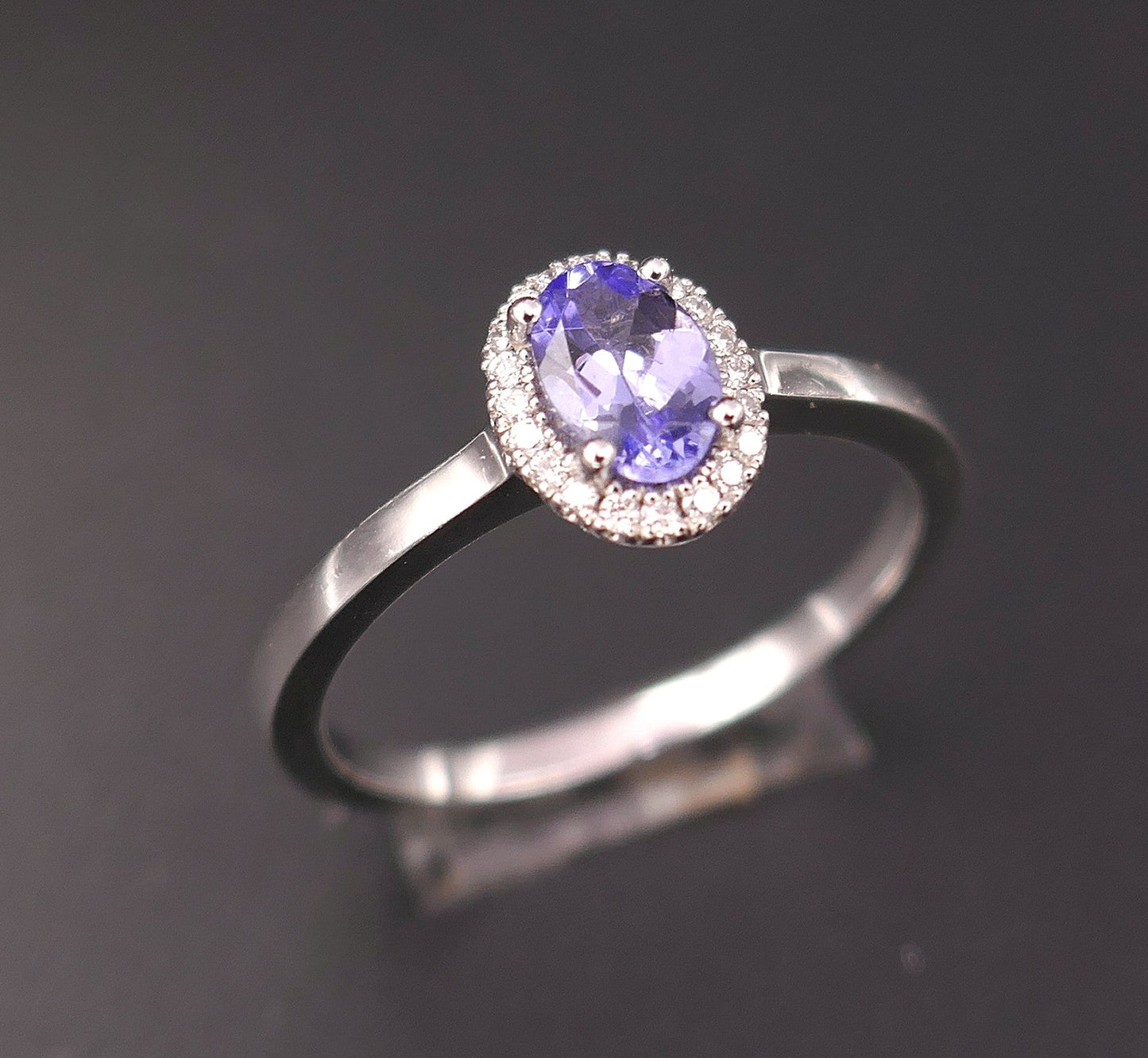 Bague saphir et diamants, or blanc 18 carats.