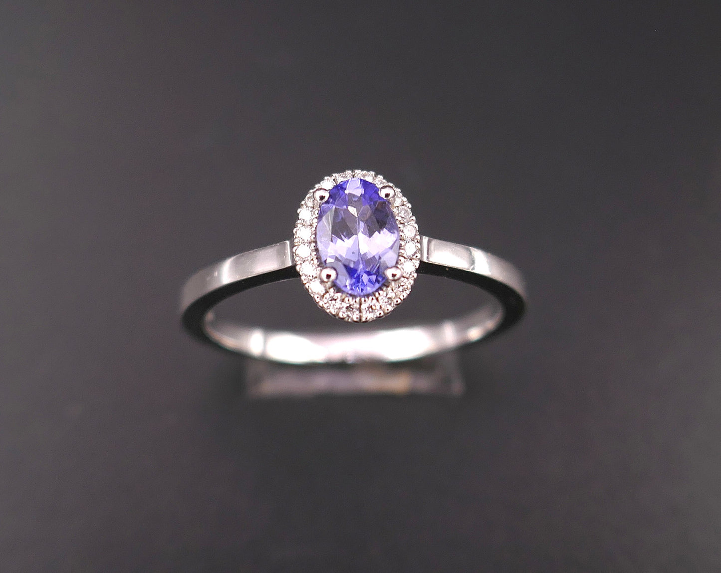 Bague saphir et diamants, or blanc 18 carats.