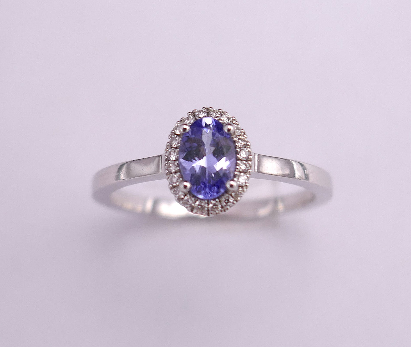 Bague saphir et diamants, or blanc 18 carats.