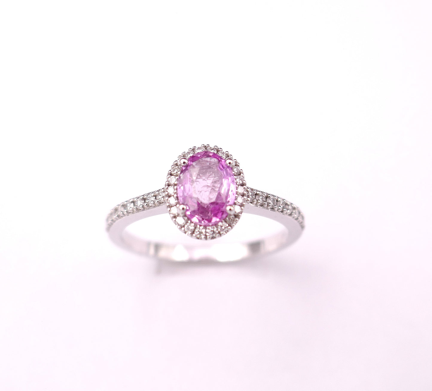 Bague saphir rose entourage diamants, monture pavée de diamants, or blanc 18 carats.