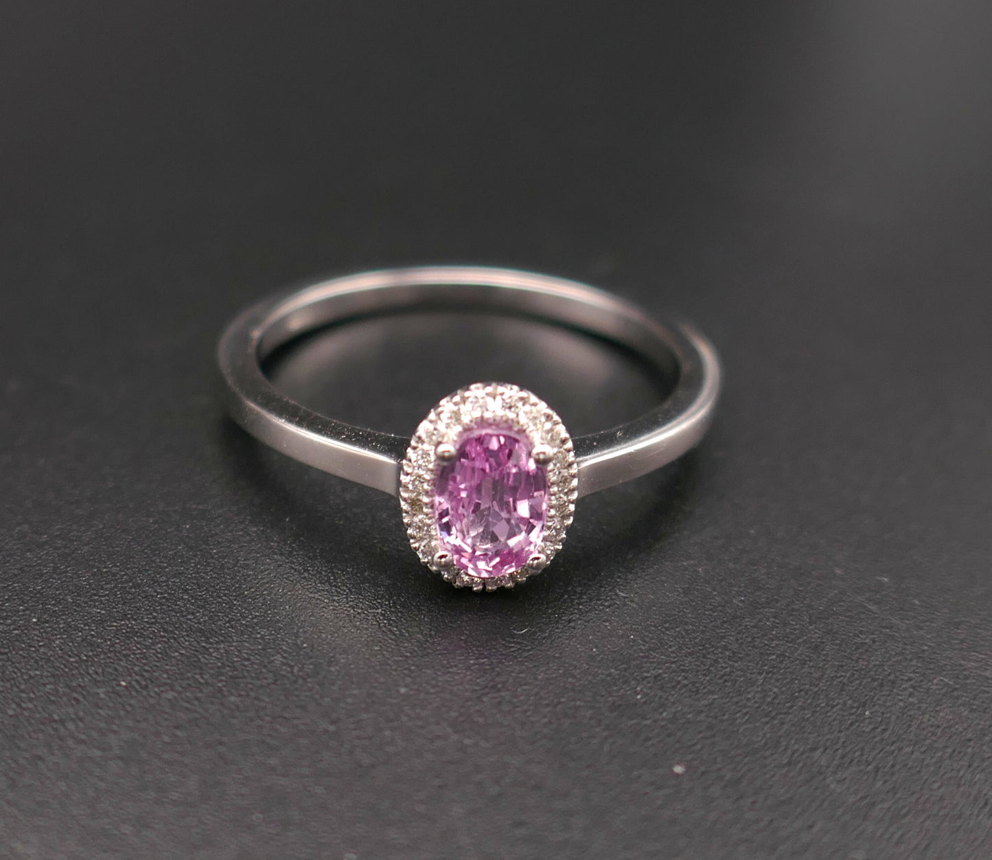 Bague saphir rose et diamants, or blanc 18 carats.