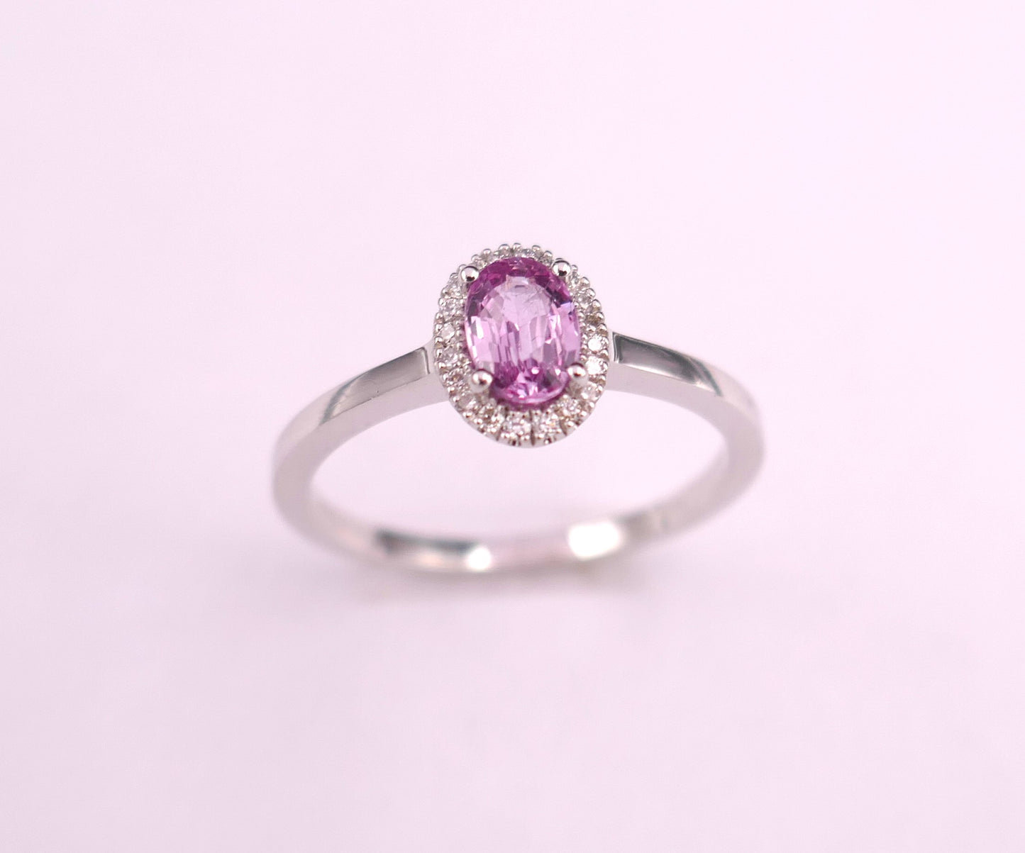 Bague saphir rose et diamants, or blanc 18 carats.