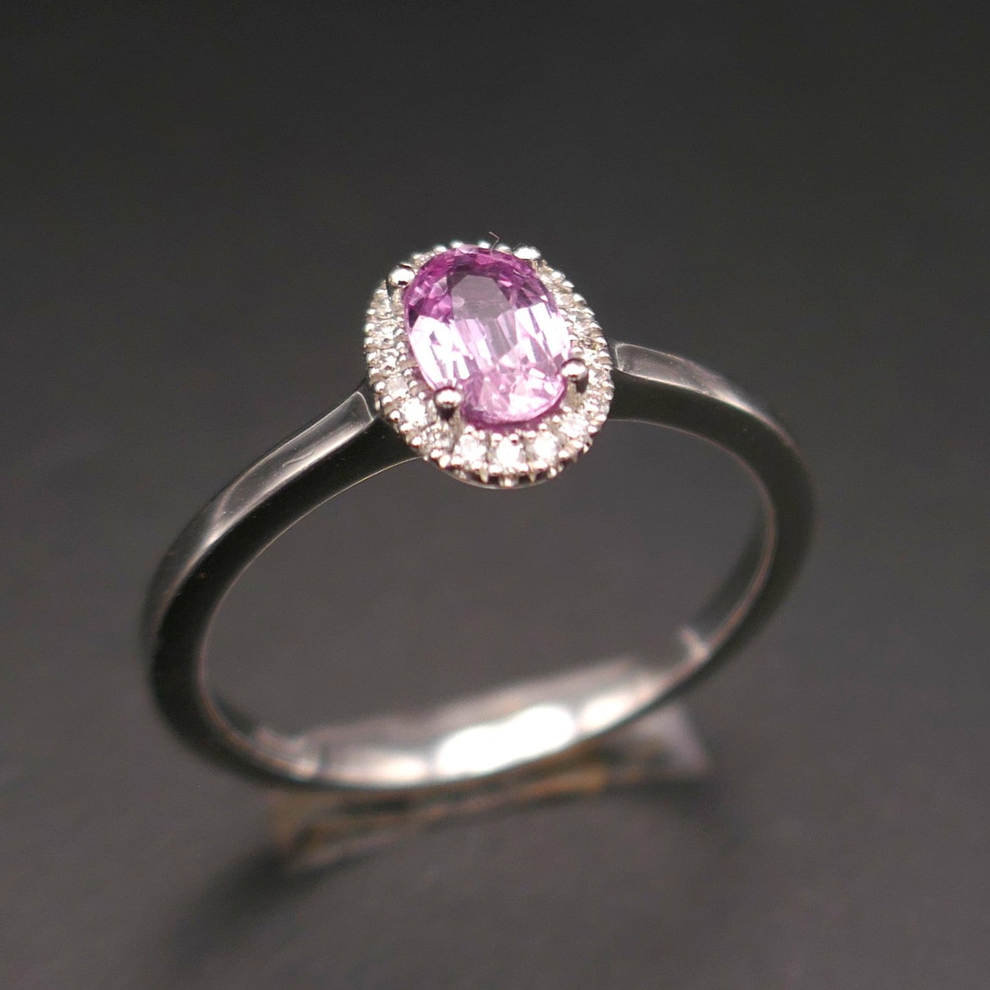Bague saphir rose et diamants, or blanc 18 carats.