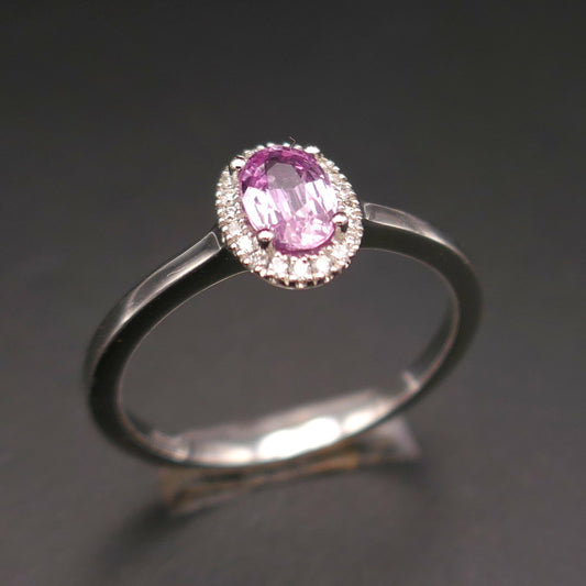 Bague saphir rose et diamants, or blanc 18 carats.