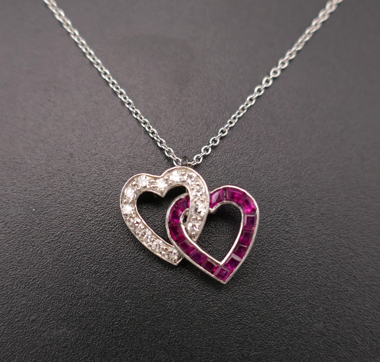 Chaîne avec Pendentif diamants et rubis, or 18 carats