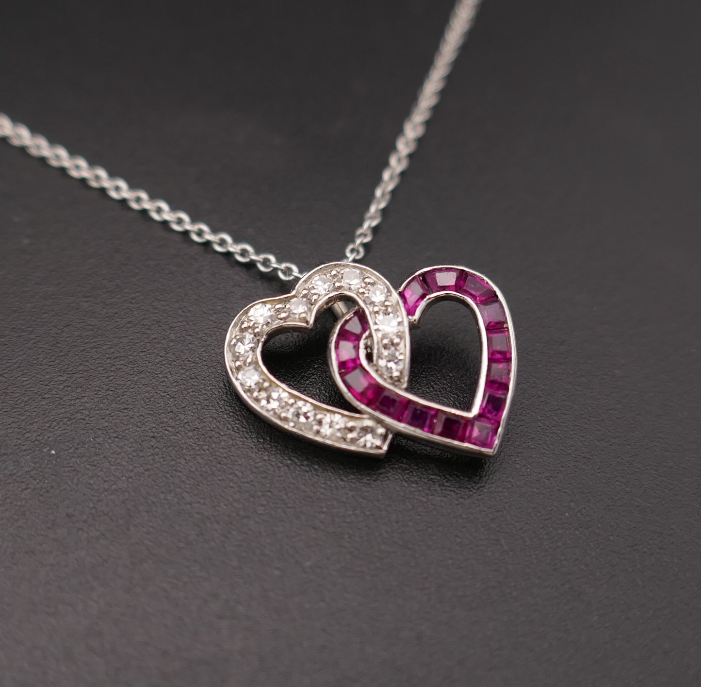 Chaîne avec Pendentif diamants et rubis, or 18 carats