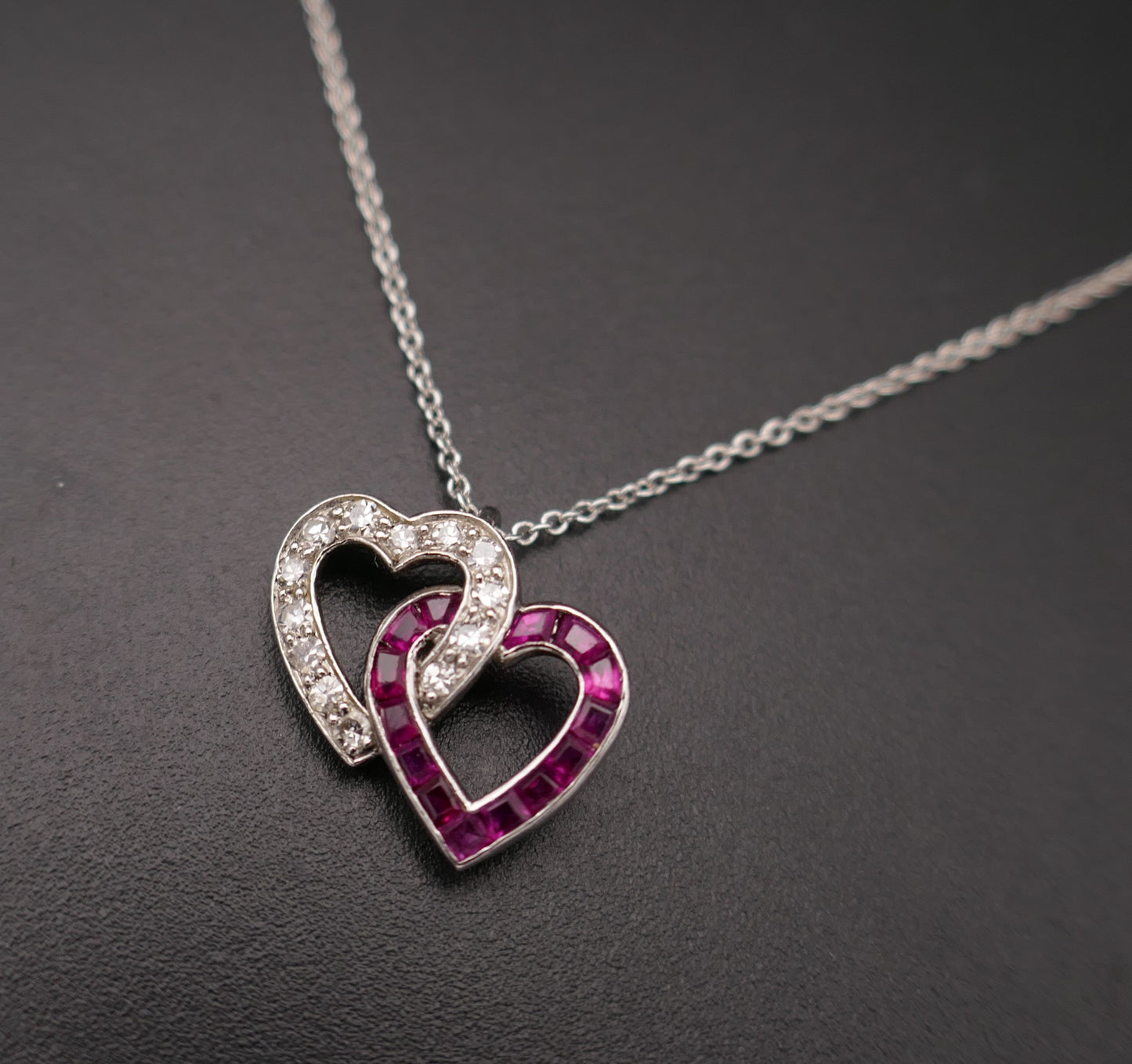 Chaîne avec Pendentif diamants et rubis, or 18 carats
