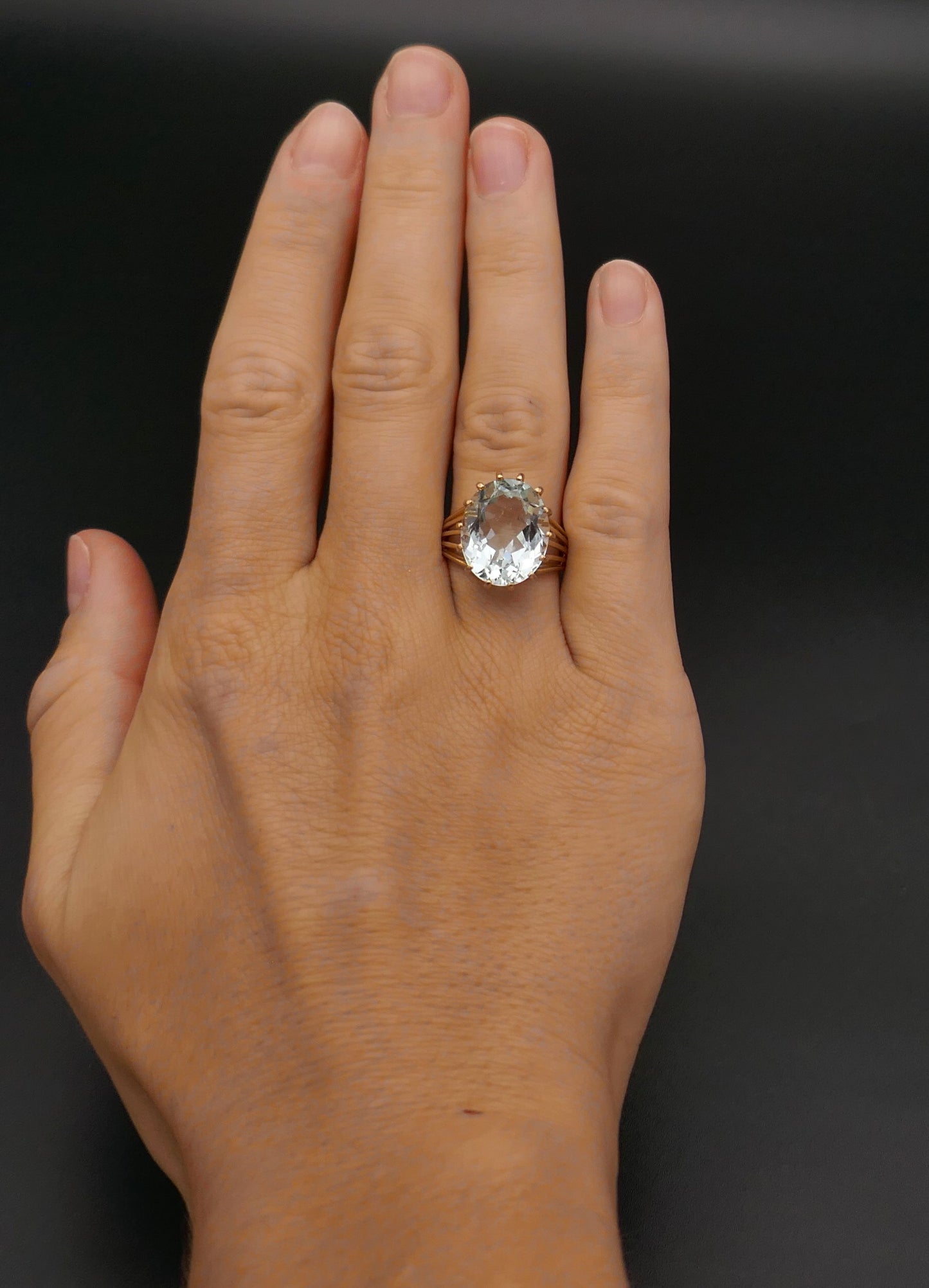 Bague ornée d'une aigue marine, or jaune 18 carats.