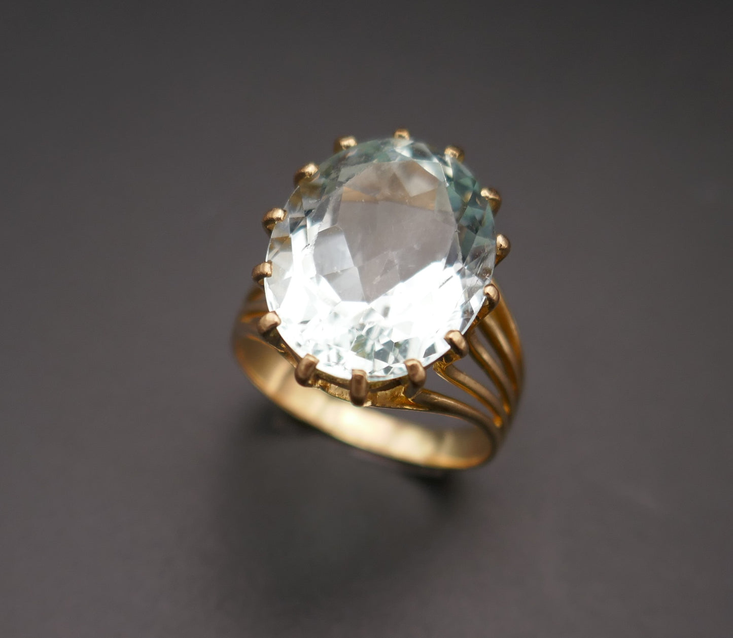 Bague ornée d'une aigue marine, or jaune 18 carats.