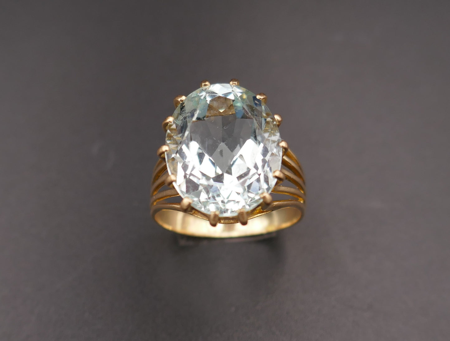 Bague ornée d'une aigue marine, or jaune 18 carats.